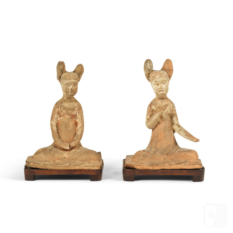 唐 陶仕女俑兩件 | DEUX STATUETTES DE DAMES DE COUR EN TERRE CUITE - 图5